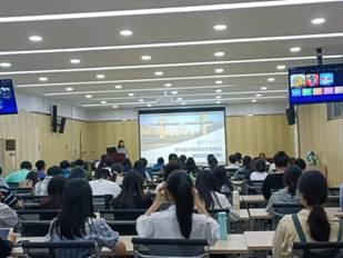 员工聆听老师讲解